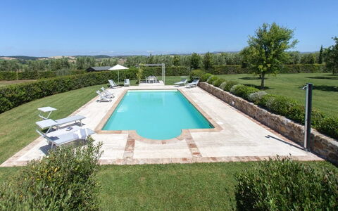 Villa Sant'andrea: Himmel, Plante, Vand, Svømmepøl, Bygning, Skygge, Arkitektur, Træ, Boligområde, Græs