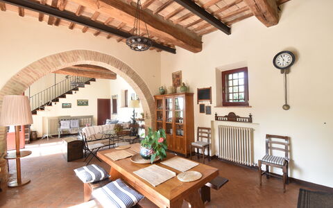 Podere Le Muricce: Møbel, Ejendom, Bord, Billedramme, Træ, Indretning, Stueplante, Bygning, Stol, Stue