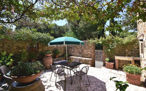 Podere Le Muricce: Plante, Bord, Blomsterkrukke, Bygning, Stol, Udendørs Møbler, Træ, Skygge, Udendørs Bord, Fritid