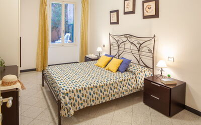 Sirene Apartments - Levanto: Ejendom, Møbel, Komfort, Bygning, Azure, Seng, Træ, Textile, Indretning, Etage