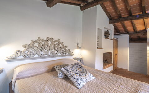 Country House Casalguidi 191 Private Pool: Væg, Soveværelse, Seng, Indretning, Møbel, Sengetøj, Sengetøj, Sengetøj, Gulvbelægning, Etage