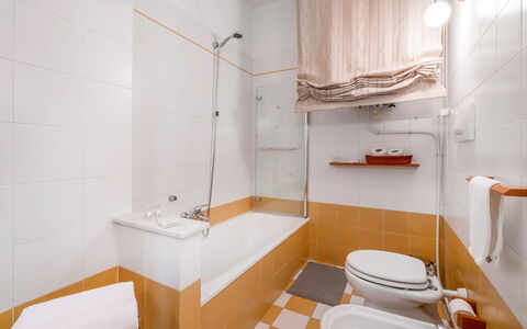 Casa Bellosguardo a Vinci: Spejl, Tap, Sanitærarmatur, Håndvask, Ejendom, Badeværelsesvask, Badeværelse, Indretning, Vvs, Brusepanel