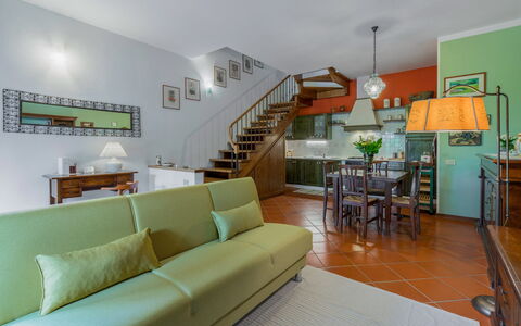 Casa Bellosguardo a Vinci: Couch, Ejendom, Bord, Møbel, Stue, Belysning, Billedramme, Indretning, Etage, Gulvbelægning