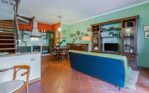 Casa Bellosguardo a Vinci: Møbel, Cabinetry, Stol, Countertop, Bord, Hylde, Indretning, Arkitektur, Bygning, Træ