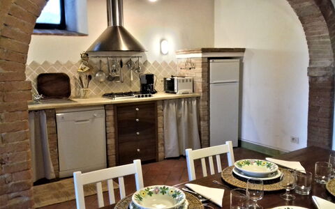 Casa Le Crete: Bord, Møbel, Cabinetry, Ejendom, Countertop, Stol, Træ, Indretning, Køkken, Stue