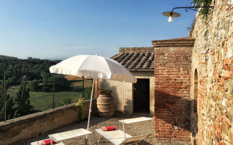 Casa Le Crete: Himmel, Ejendom, Bygning, Paraply, Skygge, Biome, Gadebelysning, Udendørs Møbler, Træ