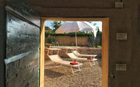 Casa Le Crete: Plante, Skygge, Bygning, Vindue, Arkitektur, Dør, Væg, Græs, Træ, Træ