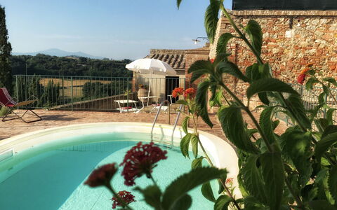 Casa Le Crete: Vand, Plante, Himmel, Bygning, Blomst, Svømmepøl, Træ, Arecales, Vindue, Terrestrisk Plant