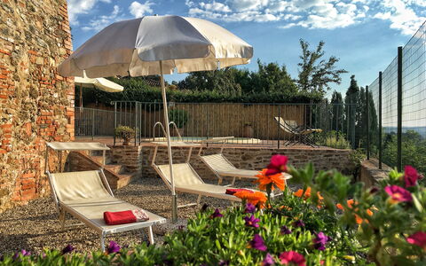 Casa Le Crete: Sky, Blomst, Himmel, Plante, Plantesamfund, Botanik, Paraply, Træ, Naturlige Landskab, Udendørs Møbler