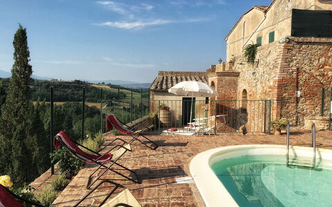 Casa Le Crete: Himmel, Vand, Ejendom, Bygning, Sky, Vindue, Plante, Svømmepøl, Fritid, Træ