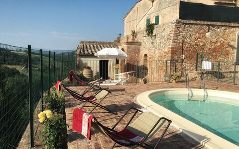 Casa Le Crete: Vand, Himmel, Ejendom, Plante, Bygning, Vindue, Svømmepøl, Stol, Udendørs Møbler, Skygge