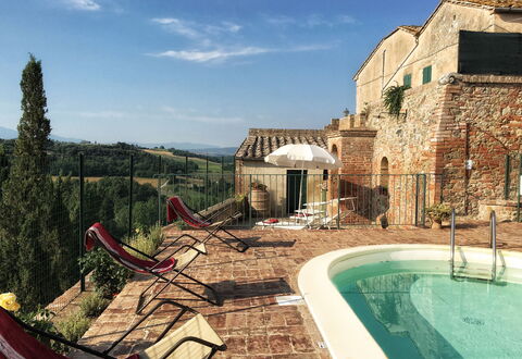 Casa Le Crete: Himmel, Vand, Ejendom, Bygning, Sky, Vindue, Plante, Svømmepøl, Fritid, Træ