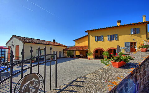 Casalta: Himmel, Plante, Bygning, Vindue, Hus, Træ, Landskab, Facade, Dør, City