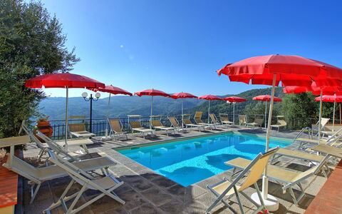 Casalta: Vand, Ejendom, Himmel, Møbel, Svømmepøl, Paraply, Azure, Skygge, Udendørs Møbler, Plante