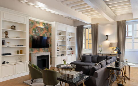Bargello Penthouse Luxury Apartment in Florence by: Møbel, Bord, Ejendom, Couch, Stol, Billedramme, Reol, Hylde, Indretning, Træ