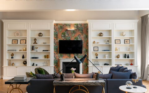 Bargello Penthouse Luxury Apartment in Florence by: Brun, Møbel, Ejendom, Couch, Bord, Plante, Billedramme, Træ, Stueplante, Indretning