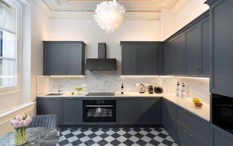 Bargello Penthouse Luxury Apartment in Florence by: Countertop, Cabinetry, Ejendom, Vindue, Håndvask, Køkken, Belysning, Træ, Indretning, Tap