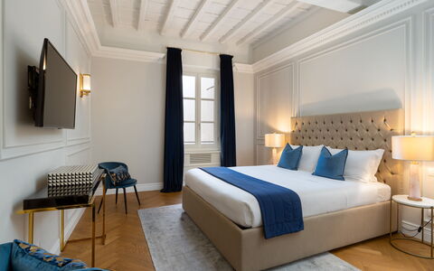 Bargello Penthouse Luxury Apartment in Florence by: Møbel, Bygning, Komfort, Azure, Træ, Billedramme, Belysning, Bed Frame, Indretning, Lampe