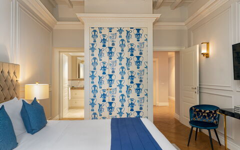 Bargello Penthouse Luxury Apartment in Florence by: Møbel, Ejendom, Blå, Dekoration, Azure, Træ, Skygge, Bygning, Arkitektur, Indretning