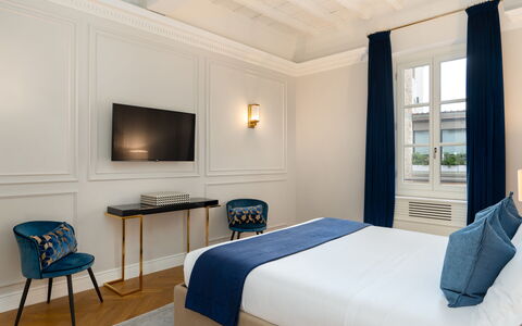 Bargello Penthouse Luxury Apartment in Florence by: Møbel, Ejendom, Komfort, Bygning, Azure, Billedramme, Træ, Indretning, Belysning, Arkitektur