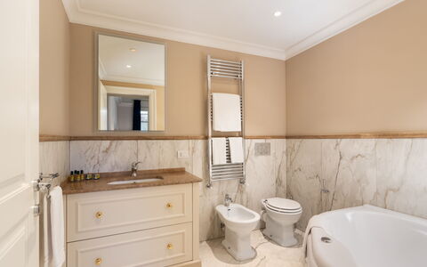 Bargello Penthouse Luxury Apartment in Florence by: Spejl, Sanitærarmatur, Badeværelsesskab, Ejendom, Håndvask, Cabinetry, Tap, Badeværelse, Indretning, Badeværelsesvask