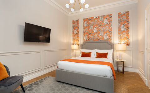 Bargello Penthouse Luxury Apartment in Florence by: Møbel, Ejendom, Bygning, Komfort, Cabinetry, Træ, Belysning, Orange, Indretning, Etage