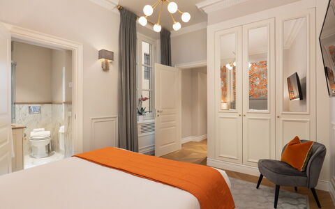 Bargello Penthouse Luxury Apartment in Florence by: Møbel, Ejendom, Cabinetry, Komfort, Billedramme, Dør, Træ, Textile, Orange, Bed Frame