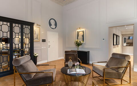 Pazzi Penthouse Luxury Apartment in Florence by Pa: Billedramme, Bord, Møbel, Ejendom, Træ, Stol, Indretning, Couch, Arkitektur, Plante