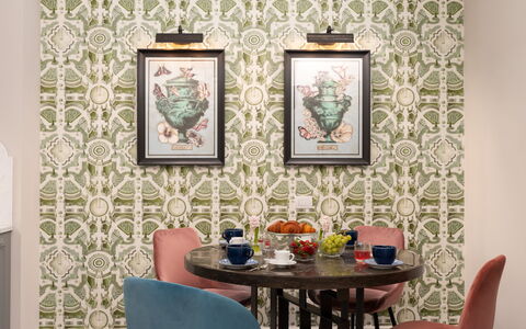 Pazzi Penthouse Luxury Apartment in Florence by Pa: Bord, Møbel, Ejendom, Stol, Træ, Textile, Indretning, Billedramme, Væg, Kunst