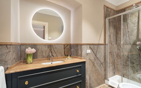 Pazzi Penthouse Luxury Apartment in Florence by Pa: Spejl, Tap, Badeværelsesskab, Cabinetry, Ejendom, Sanitærarmatur, Bygning, Badeværelsesvask, Håndvask, Badeværelse