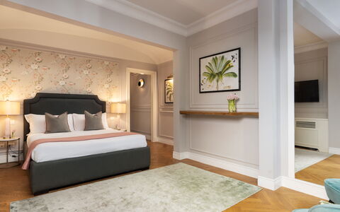 Pazzi Penthouse Luxury Apartment in Florence by Pa: Ejendom, Bygning, Plante, Komfort, Træ, Indretning, Etage, Gulvbelægning, Bed Frame, Hus