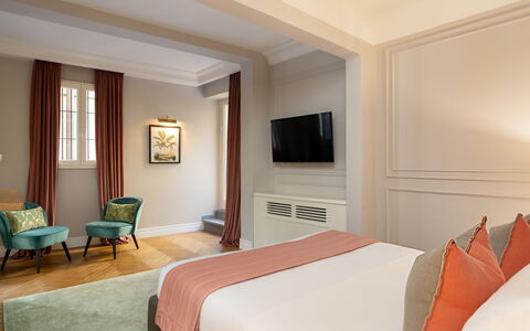 Pazzi Penthouse Luxury Apartment in Florence by Pa: Møbel, Ejendom, Komfort, Bygning, Billedramme, Træ, Textile, Indretning, Etage, Gulvbelægning