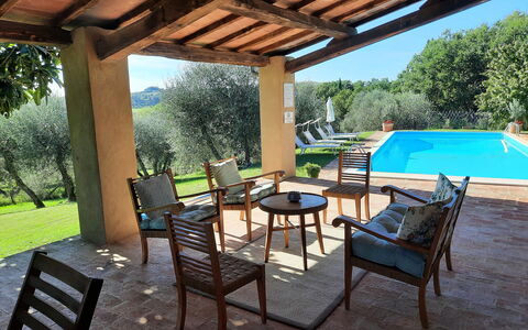 Villa San Giovanni: Ejendom, Møbel, Plante, Himmel, Grøn, Stol, Skygge, Bord, Indretning, Udendørs Møbler