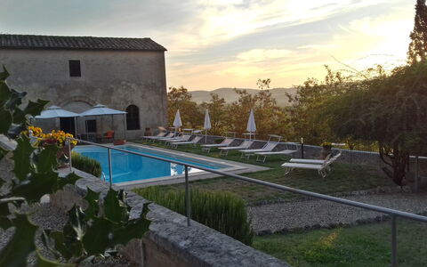 Villa Delle Palme: Sky, Plante, Vand, Himmel, Daytime, Bygning, Svømmepøl, Vindue, Træ, Landskab