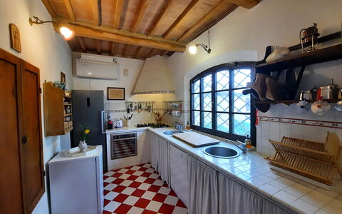 Villa Delle Palme: Billedramme, Møbel, Cabinetry, Ejendom, Countertop, Køkken, Indretning, Træ, Hylde, Stue