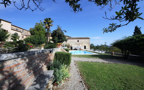 Villa Delle Palme: Plante, Himmel, Bygning, Træ, Vejbelægning, Land Lot, Urban Design, Græs, Boligområde, Landskab