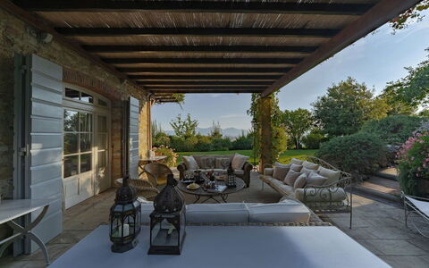 Villa Marlia: Bord, Ejendom, Plante, Blomsterkrukke, Himmel, Træ, Skygge, Stue, Stueplante, Stol