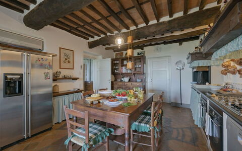 Villa Marlia: Bord, Møbel, Ejendom, Cabinetry, Træ, Stol, Køkken, Bygning, Indretning, Køkken Apparat