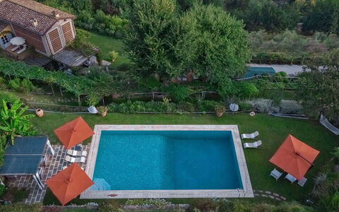 Villa Marlia: Vand, Plante, Ejendom, Bygning, Natur, Svømmepøl, Træ, Land Lot, Græs, Fritid