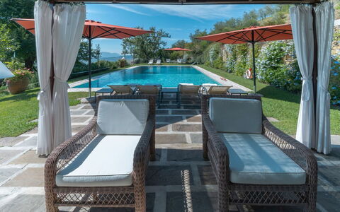 Villa Marlia: Plante, Ejendom, Vand, Skygge, Himmel, Udendørs Møbler, Indretning, Fritid, Træ, Bygning