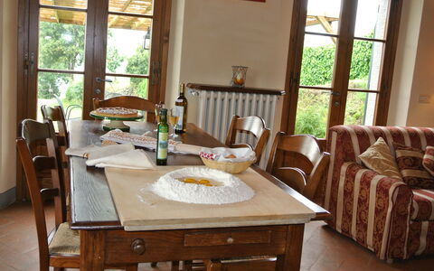 Casale Della Torre: Bord, Møbel, Bygning, Ejendom, Vindue, Plante, Bordservice, Træ, Stol, Indretning