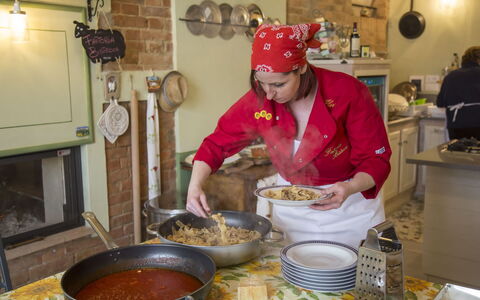 Casale Della Torre: Mad, Bordservice, Køkken, Køkken, Tilberedning, Fad