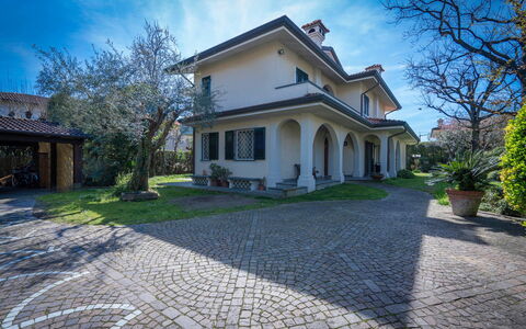 Villa Le Fontanelle In Forte Dei Marmi With Ac: Himmel, Plante, Sky, Bygning, Ejendom, Vindue, Træ, Hus, Vejbelægning, Græs
