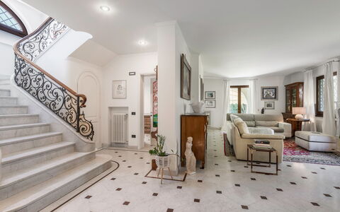 Villa Le Fontanelle In Forte Dei Marmi With Ac: Møbel, Billedramme, Bygning, Træ, Komfort, Indretning, Trappe, Skuffe, Hal, Gulvbelægning