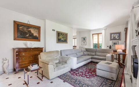 Villa Le Fontanelle In Forte Dei Marmi With Ac: Møbel, Billedramme, Ejendom, Træ, Indretning, Etage, Skuffe, Plante, Couch, Stue