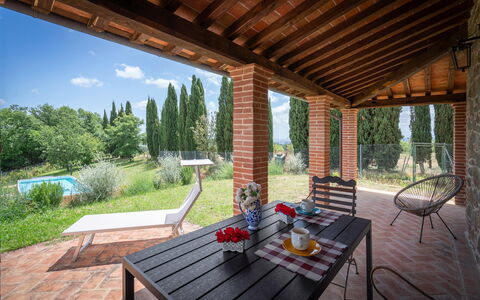 Vineyard’s Cottage With Pool, Ac, Wifi - Siena: Plante, Ejendom, Bord, Himmel, Træ, Blomsterkrukke, Bygning, Skygge, Indretning, Veranda