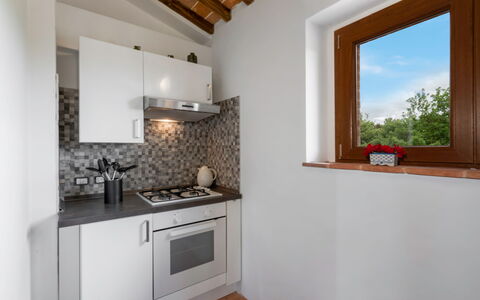 Vineyard’s Cottage With Pool, Ac, Wifi - Siena: Cabinetry, Ejendom, Countertop, Træ, Vindue, Indretning, Belysning, Gulvbelægning, Etage, Køkken Apparat