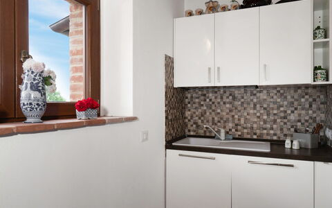 Vineyard’s Cottage With Pool, Ac, Wifi - Siena: Ejendom, Cabinetry, Hvid, Træ, Plante, Indretning, Countertop, Blomsterkrukke, Reoler