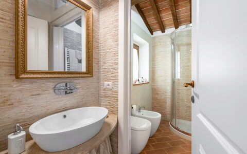 Vineyard’s Cottage With Pool, Ac, Wifi - Siena: Spejl, Sanitærarmatur, Tap, Ejendom, Håndvask, Bygning, Badeværelsesvask, Badeværelse, Træ