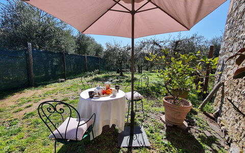 Il Cantuccio: Plante, Møbel, Ejendom, Bord, Stol, Paraply, Udendørs Bord, Blomsterkrukke, Skygge, Udendørs Møbler